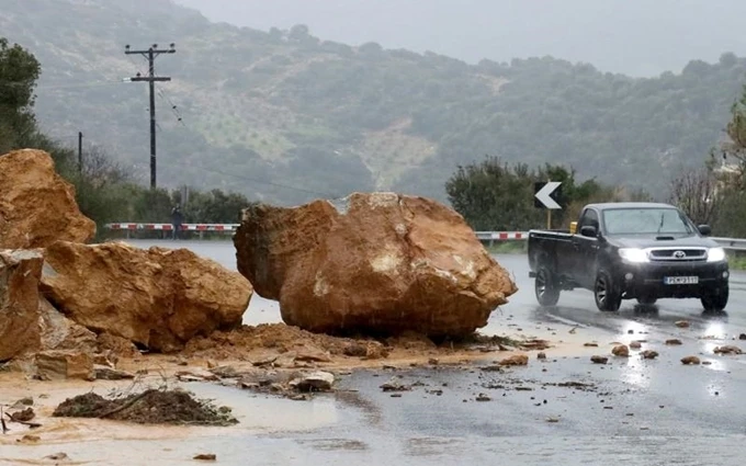 Đất đá văng xuống một tuyến đường trên đảo Crete, Hy Lạp, ngày 25-2, sau khi bão lớn quét qua. (Ảnh: Reuters)