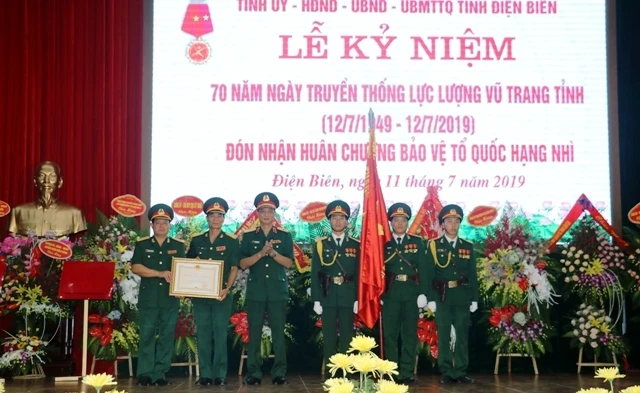 Thừa ủy quyền Chủ tịch nước, Thiếu tướng Phạm Hồng Chương trao Huân chương Bảo vệ Tổ quốc hạng Nhì cho lực lượng vũ trang tỉnh Điện Biên.
