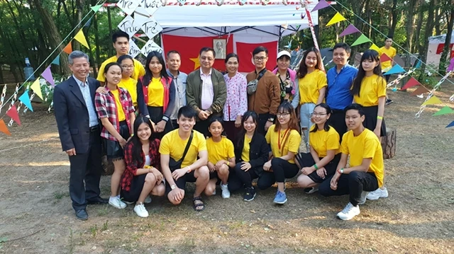 Đại sứ Việt Nam tại Ukraine Nguyễn Anh Tuấn chụp ảnh lưu niệm cùng các bạn thanh niên.