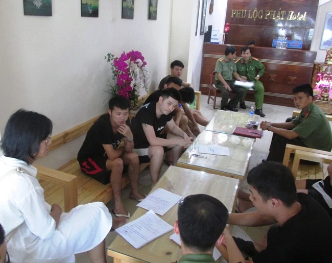 Các đối tượng người nước ngoài đánh bạc tại Đà Nẵng được công an phát hiện vào ngày 5-7-2019.