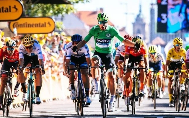 Tay đua Peter Sagan của đội Bora-Hansgrohe ăn mừng chiến thắng chặng đầu tiên tại Tour de France 2019.