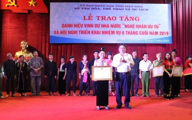 Phó Chủ tịch UBND tỉnh Điện Biên, Lê Văn Quý trao danh hiệu “Nghệ nhân Ưu tú” cho các cá nhân.