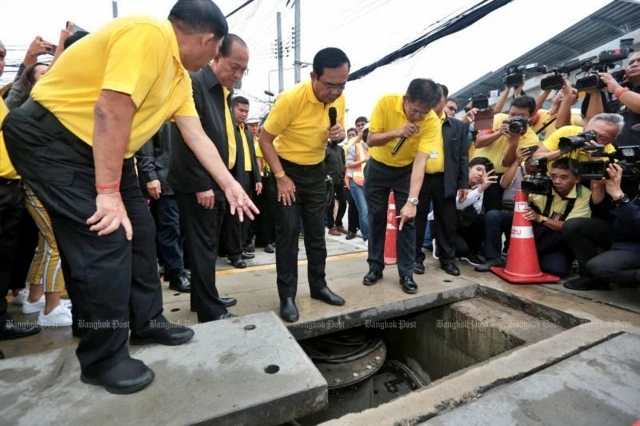 Thủ tướng Thái-lan Prayut Chan-o-cha thị sát công trình xây dựng giếng ngầm chứa nước chống ngập. (Ảnh: Bangkok Post)