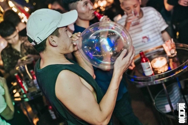 Khách hàng sử dụng bóng cười tại một cơ sở trong chuỗi kinh doanh có tên “Bar Ball”.