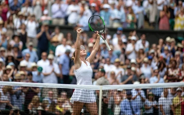 Simona Halep ăn mừng tấm vé chung kết Wimbledon đầu tiên của mình.