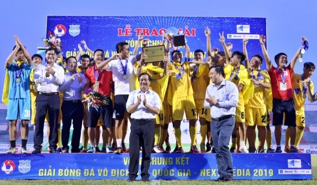 Các cầu thủ Thanh Hóa hân hoan với chức vô địch U17 quốc gia.
