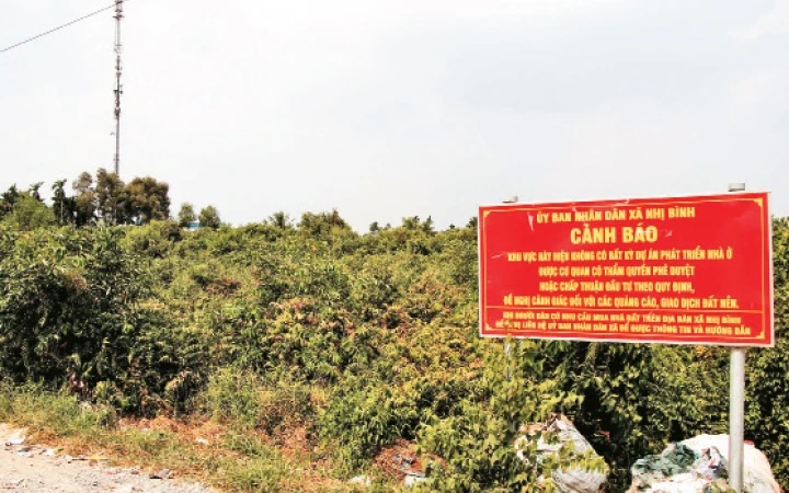 UBND xã Nhị Bình, huyện Hóc Môn đã phải dựng biển cảnh báo về tình hình dự án bất động sản "ảo" trên địa bàn.