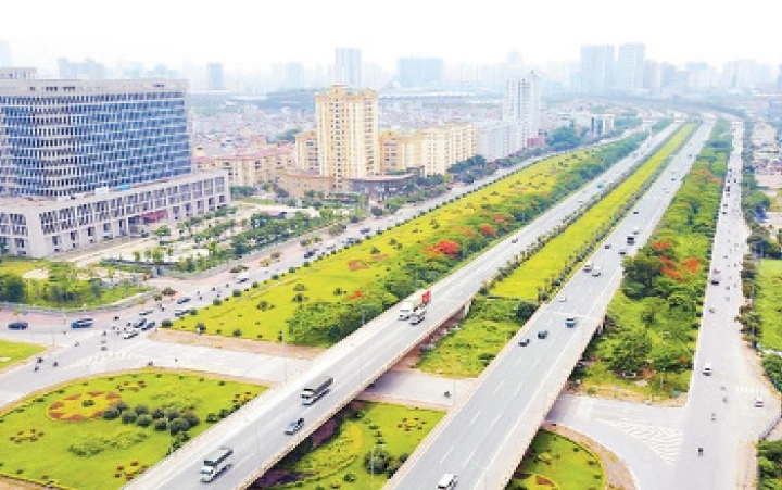 Tuyến đại lộ Thăng Long kết nối trung tâm thành phố với khu vực phía tây. Ảnh: HÙNG THẬP