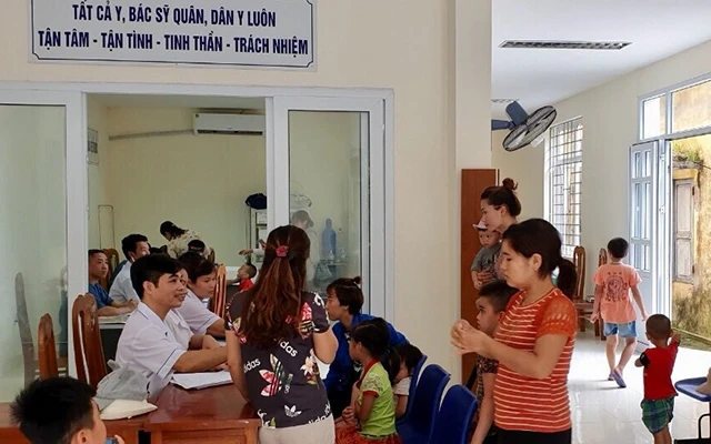 Khám, chữa bệnh và cấp phát thuốc miễn phí cho trẻ em trên huyện đảo Bạch Long Vĩ.