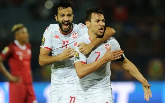 Youssef Msakni (số 7) ăn mừng bàn thắng nâng tỷ số lên 2-0 cho Tunisia cùng đồng đội Taha Yassine Khenissi.