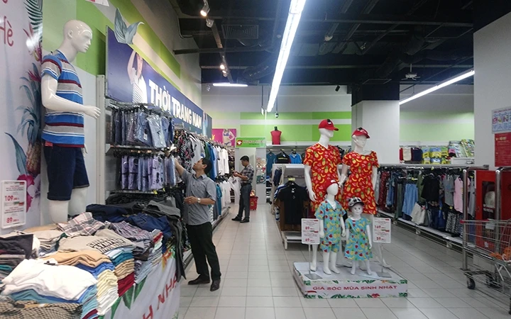 Khách hàng chọn mua hàng may mặc tại siêu thị Big C Hà Đông (Hà Nội).
