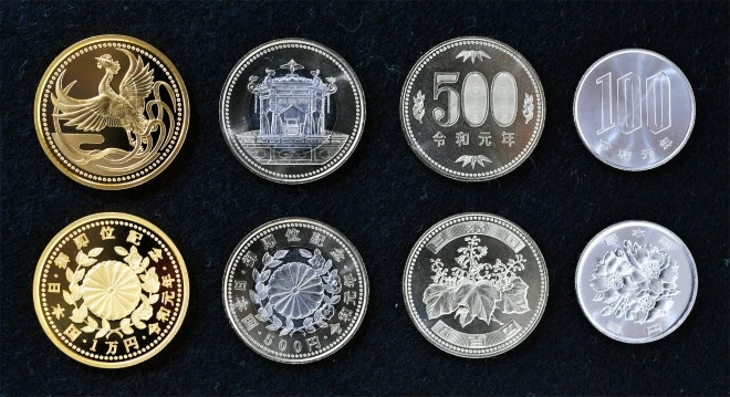 Các đồng xu mới được đúc đánh dấu triều đại mới ở Nhật Bản (Ảnh: Asahi)