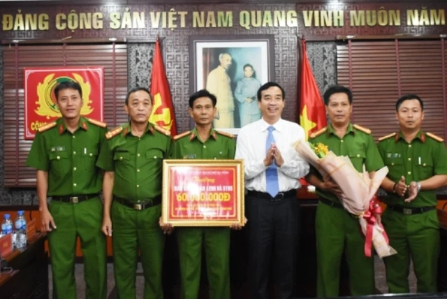 Khen thưởng “nóng” thành tích phá án ma tủy lớn của Công an TP Đà Nẵng.