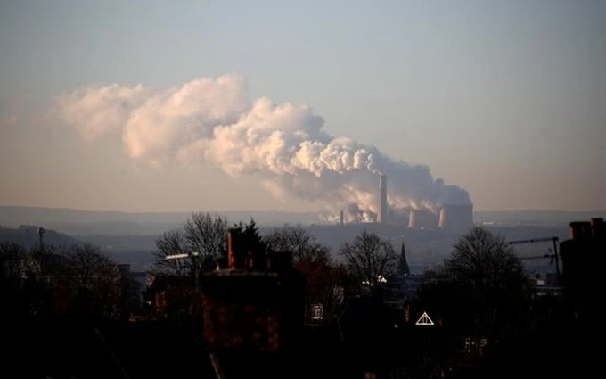 Cột khói bốc lên từ nhà máy điện Ratcliffe-on-Soar gần Nottingham, Anh, ngày 1-12-2017. (Ảnh: Reuters)