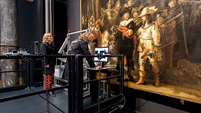 Các chuyên gia đang phục dựng kiệt tác của Rembrandt bên trong bức tường kính. Ảnh: WORLDNEWS