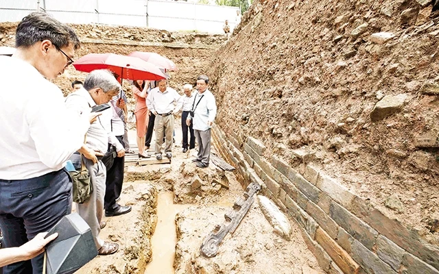 Báo cáo sơ bộ kết quả khai quật Hoàng thành Thăng Long 2019. Ảnh: NGỮ THIÊN