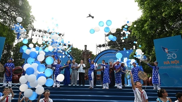 Các đồng chí lãnh đạo TP Hà Nội, Bộ Ngoại giao, đại diện tổ chức UNESCO thực hiện nghi thức thả chim bồ câu mang thông điệp khát vọng hòa bình, thịnh vượng.