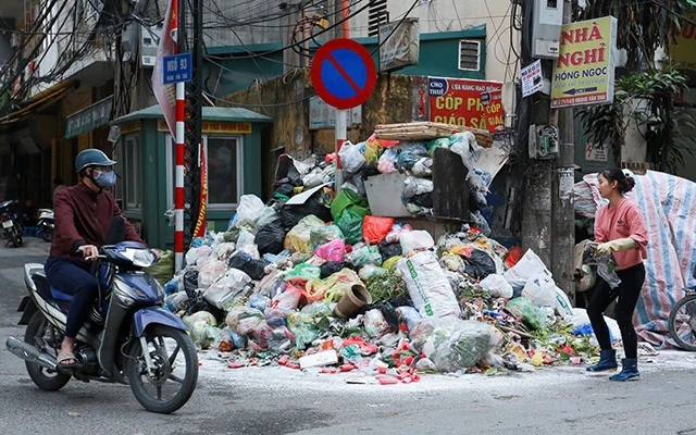 Rác thải ùn ứ trong nội thành Hà Nội khi người dân chặn xe chở rác vào bãi rác Nam Sơn. Ảnh: TOÀN VŨ