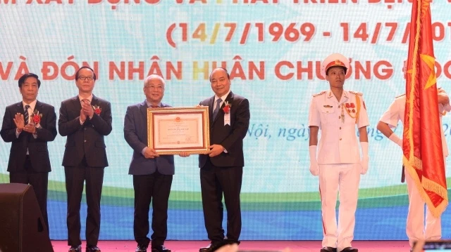 Thủ tướng Nguyễn Xuân Phúc trao Huân chương Độc lập hạng Nhì tặng Bệnh viện Nhi Trung ương.