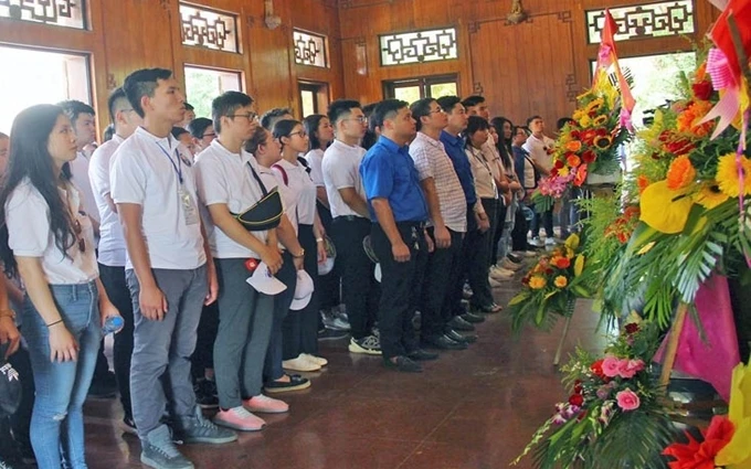 Các đại biểu dâng hương, hoa tại Nhà tưởng niệm Chủ tịch Hồ Chí Minh và trồng cây tại Khu di tích Kim Liên.