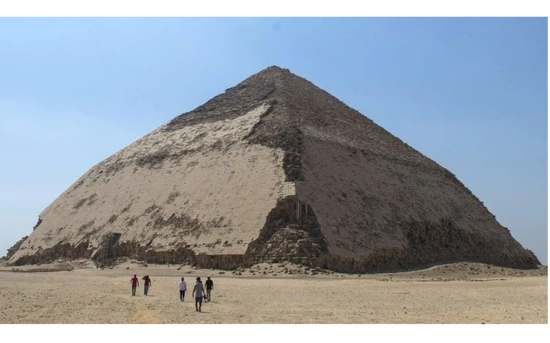 Kim tự tháp Bent 4.600 năm đã được mở cửa cho công chúng tham quan sau 54 năm (Ảnh: EPA)