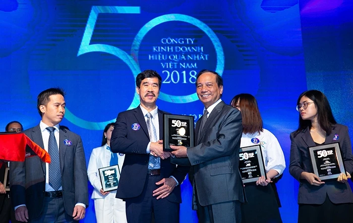 Ông Nguyễn Quốc Khánh, Giám đốc Điều hành Vinamilk đại diện nhận giải thưởng Top 50 Doanh nghiệp kinh doanh hiệu quả nhất Việt Nam 2018