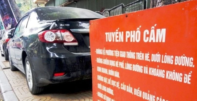 Ô-tô dừng đỗ trái quy định tại Hà Nội.