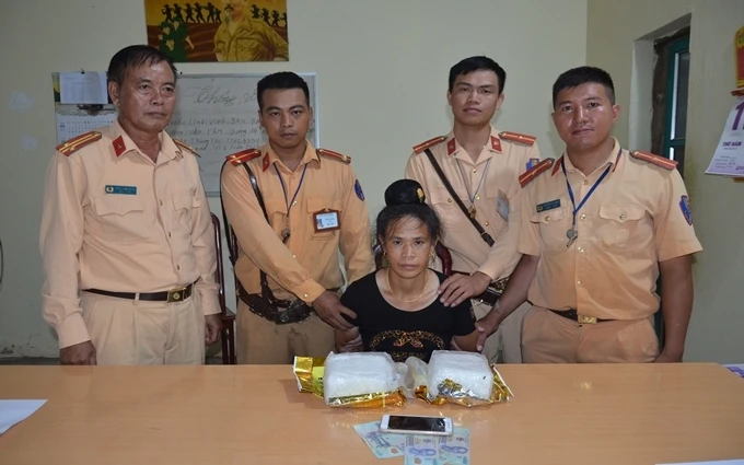 Đối tượng Lò Thị Hịa cùng tang vật 2,1 kg ma túy đá, bị Đội cảnh sát giao thông Công an huyện Điện Biên bắt giữ.