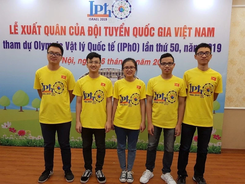 Năm thành viên đội tuyển quốc gia Việt Nam tham dự Olympic Vật lý quốc tế 2019