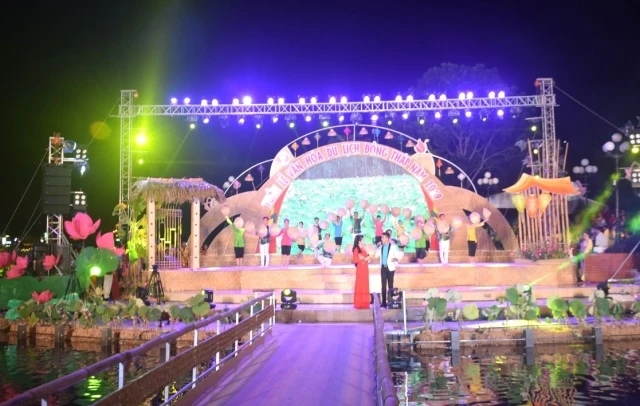 Biểu diễn nghệ thuật tại đêm bế mạc Tuần lễ Văn hóa, Du lịch Đồng Tháp.