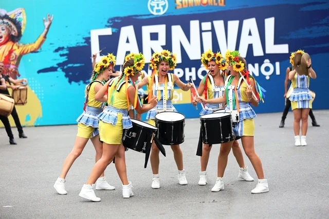 Gần 100 nghệ sĩ Việt Nam và quốc tế biểu diễn trong Carnival đường phố Hà Nội