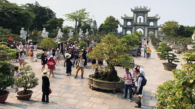 Du khách thăm chùa Linh Ứng (Đà Nẵng).