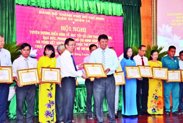 Quận ủy quận 10 khen thưởng các điển hình học tập và làm theo tư tưởng, đạo đức, phong cách Hồ Chí Minh năm 2019.