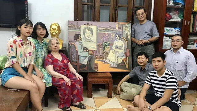 Tác giả Trương Nhuận (đứng) cùng vợ họa sĩ Trọng Kiệm và con cháu nghệ sĩ Như Tâm bên bức tranh nổi tiếng. Ảnh: TL