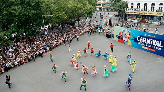 Đường phố Hà Nội sôi động trong không khí lễ hội.