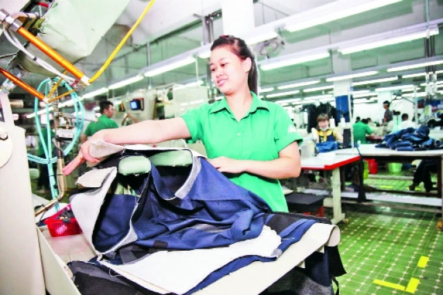 Các mặt hàng dệt may Việt Nam có thêm cơ hội xuất khẩu vào thị trường châu Âu. Trong ảnh: Sản xuất các mặt hàng xuất khẩu tại Tập đoàn Dệt may Việt Nam - Vinatex.