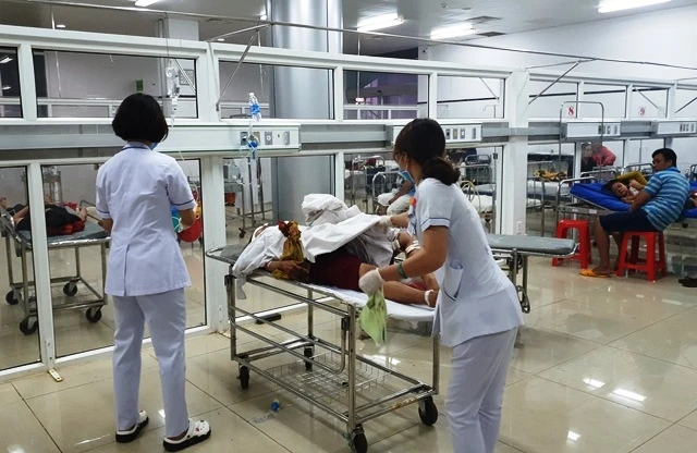 Các y, bác sĩ Bệnh viện đa khoa vùng Tây Nguyên đang tích cực cứu chữa cho các nạn nhân trong vụ tai nạn.