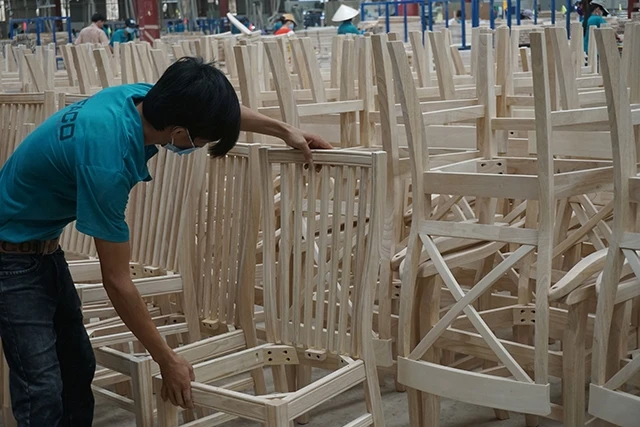Sản xuất ghế gỗ xuất khẩu tại Công ty TNHH Minh Phát, Bình Dương.