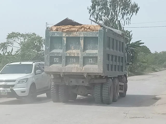 Xe chở vật liệu xây dựng trọng tải lớn đang cày nát các tuyến đường giao thông quan trọng của huyện Tiền Hải, tỉnh Thái Bình.