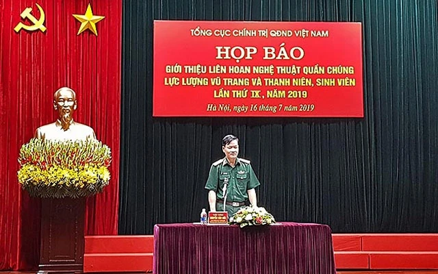 Thiếu tướng Nguyễn Văn Đức, Cục trưởng Cục Tuyên huấn, Tổng cục Chính trị Quân đội nhân dân Việt Nam, giới thiệu thông tin về Liên hoan tại buổi họp báo.