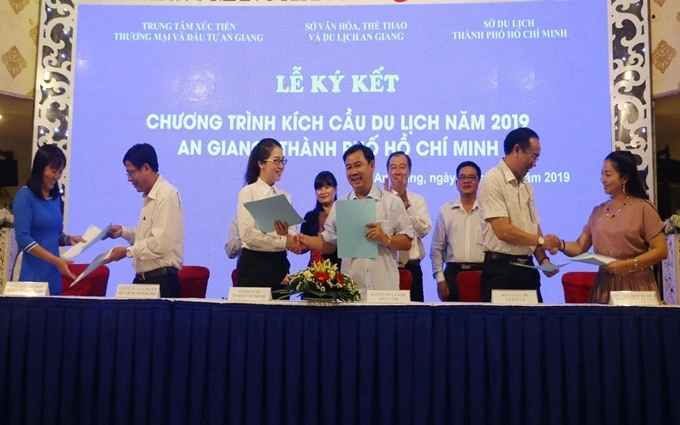 Lễ ký kết ghi nhớ hợp tác du lịch giữa An Giang và TP Hồ Chí Minh.