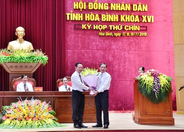 Ủy viên T.Ư Đảng, Bí Thư Tỉnh ủy Hòa Bình Bùi Văn Tỉnh (trái) chúc mừng tân Chủ tịch UBND tỉnh Bùi Văn Khánh.