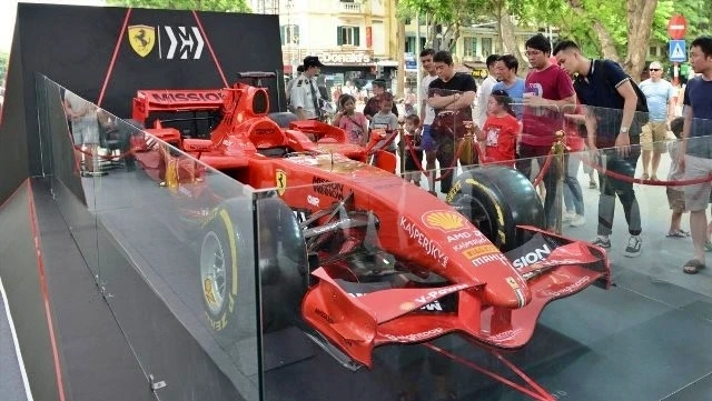 Chiếc xe F1 Ferrari F2007 được trưng bày tại Hồ Hoàn Kiếm (Hà Nội), từ ngày 7 đến 9-6 vừa qua. (Ảnh: F1vietnamgp.com)