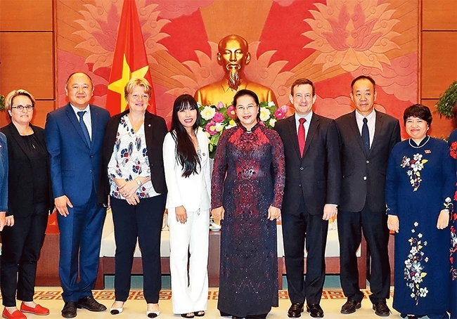 Chủ tịch QH Nguyễn Thị Kim Ngân tiếp đoàn đại biểu Nhóm nghị sĩ hữu nghị Pháp - Việt Nam. Ảnh: TRỌNG ĐỨC (TTXVN)