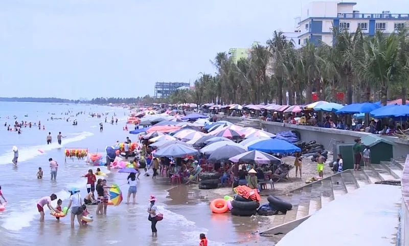  Bãi biển Hải Tiến (Thanh Hóa) thu hút đông du khách vào mùa du lịch biển.