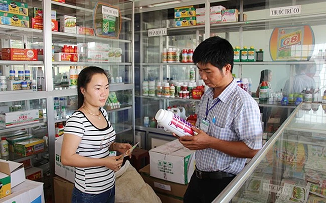 Cán bộ Trạm Trồng trọt và Bảo vệ thực vật TP Buôn Ma Thuột (tỉnh Đác Lắc) kiểm tra định kỳ một cơ sở kinh doanh thuốc bảo vệ thực vật ở xã Cư Êbur.Ảnh: THANH HƯỜNG
