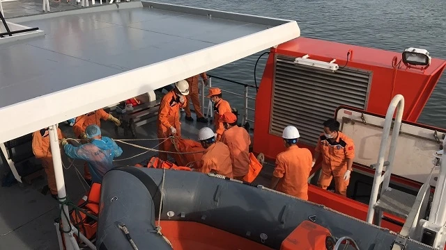 Tàu SAR 411 đưa hai thi thể về đất liền.
