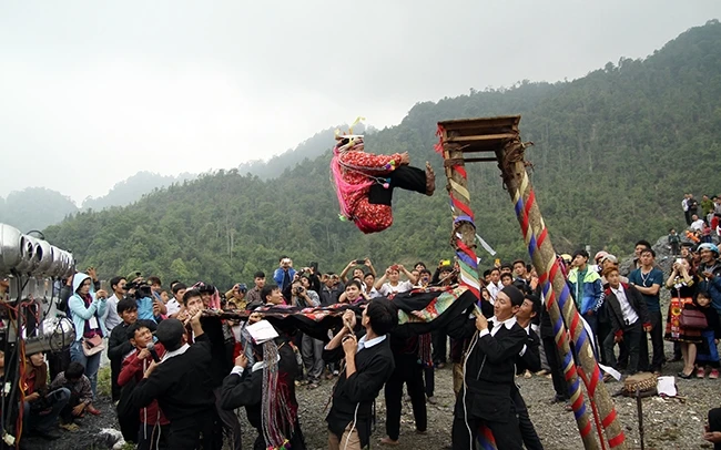 Lễ cấp sắc của người Dao ở tỉnh Lai Châu hấp dẫn du khách. Ảnh: ANH TUẤN
