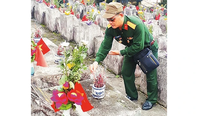 Mỗi khi có dịp, ông Vũ Văn Cảnh lại lên thắp hương cho đồng đội tại Nghĩa trang liệt sĩ Vị Xuyên (Hà Giang).