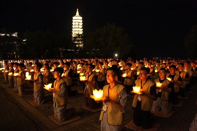 Các khóa sinh làm lễ dâng Hoa đăng.